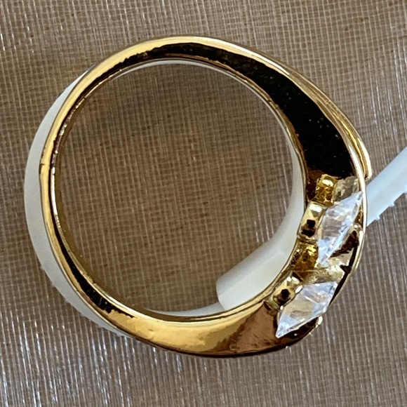 Woman’s ring 6.5 but adjustable - Picture 2 of 6